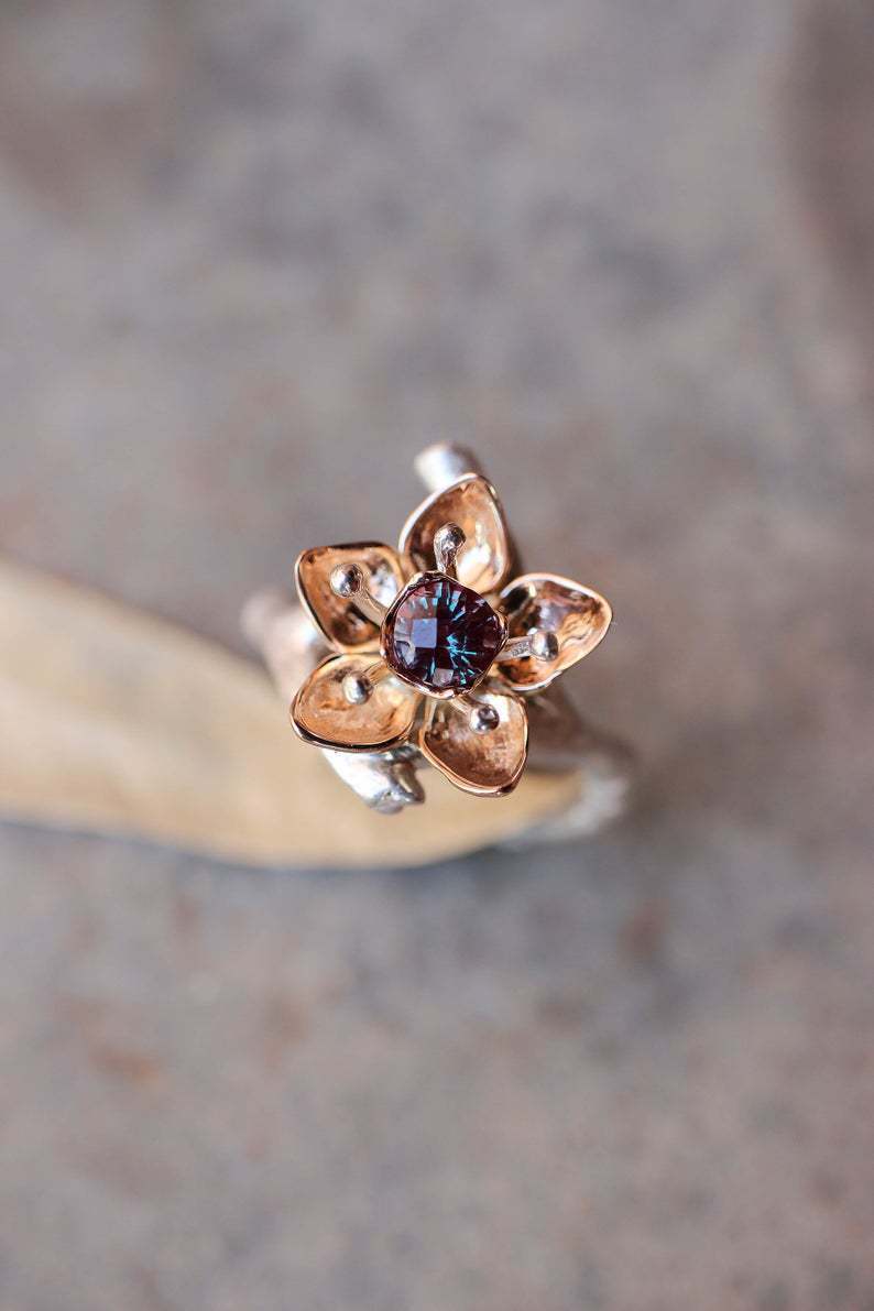 Two-tone Floral Fashion High Sense Women's Ring Engagement Ornament