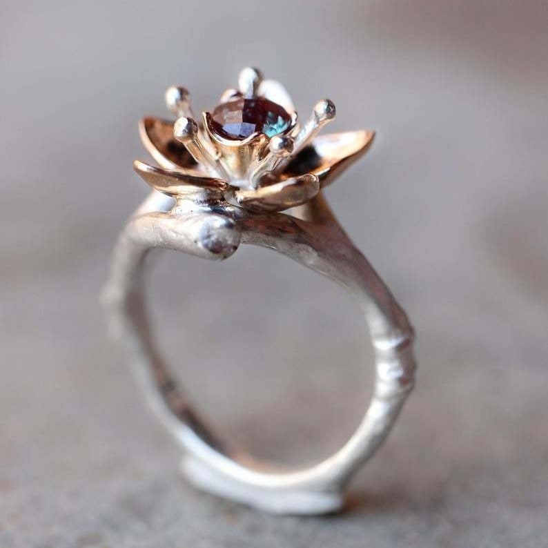 Two-tone Floral Fashion High Sense Women's Ring Engagement Ornament